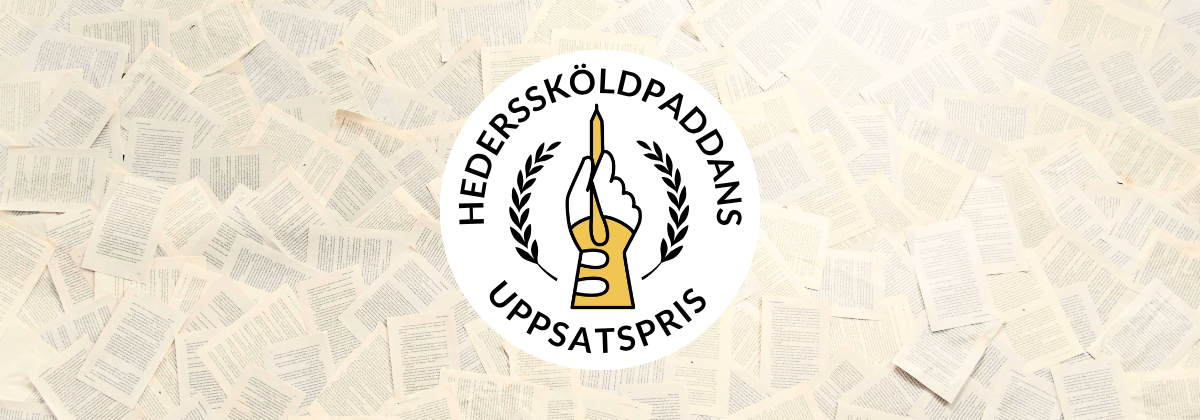Logotyp i vitt och gult där texten Hederssköldpaddans uppsatspris omringar en lagerkrans och en ikon av en hand i ortos som greppar en penna